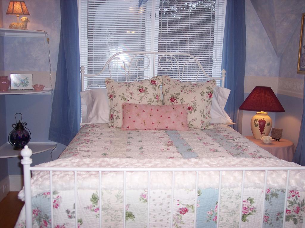 The Maples Bed And Breafast Hotel Angus Room photo